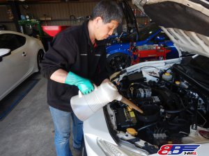 パールホワイトにカーボンエアロを装着したスポーティーな86の納車前整備を行いました。